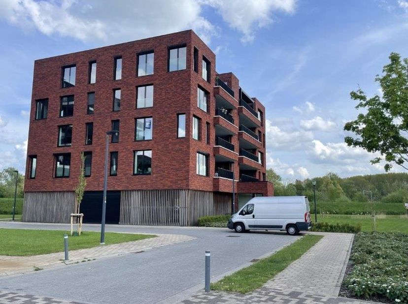 Weldra te huur: comfortabel en lichtrijk nieuwbouwappartement ± 85m² met ruim en zonnig terras ± 12m² in groene en rustige omgeving. Op 2de verd. met