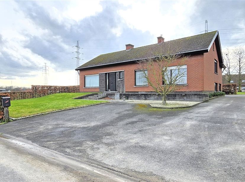 Situé dans un cul-de-sac avec vue sur la campagne, Bontestierstraat 20 - Deerlijk.&lt;br /&gt;
Belle maison de plain-pied, type, car pourtant avec une petit