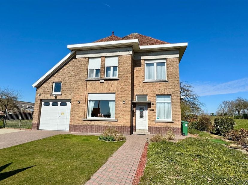 Op zoek naar een ruime, te renoveren woning met enorm potentieel? Deze charmante open bebouwing biedt maar liefst 330m² bewoonbare oppervlakte op een