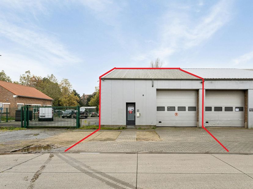Entrepôt/atelier avec bureau intérieur à vendre à Sijsele d&#039;une surface utile de 270 m².&lt;br /&gt;
Finition:&lt;br /&gt;
- Longueur: 20 m x Largeur: 10 m&lt;br /&gt;