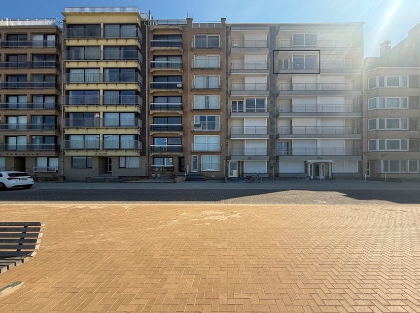 Ce bel appartement entièrement rénové offre un mélange parfait de confort et de design moderne.&lt;br /&gt;
Situé au 5ème étage de la résidence Univers, ave