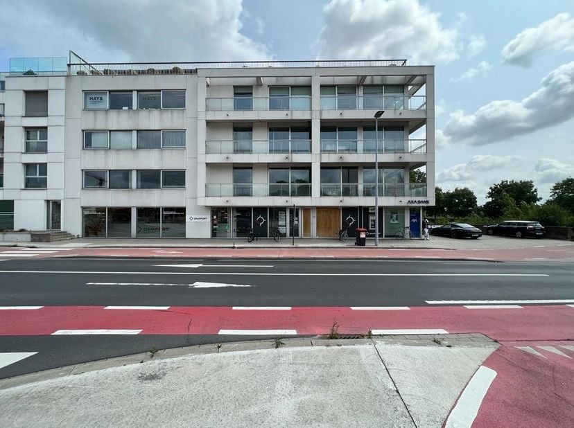 Energiezuinige kantoorruimte (340m²)  met kelder te Brugge.&lt;br /&gt;
&lt;br /&gt;
Indeling:&lt;br /&gt;
Vestiaire - groot landschapsbureel - keuken - sanitair - reft