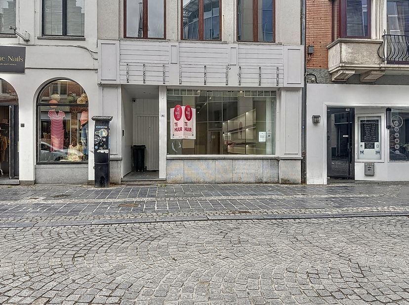 Dit handelspand te huur bevindt zich in de populairste en gekendste winkelstraat van Oudenaarde en vlakbij de Markt. Dankzij deze commerciële ligging,