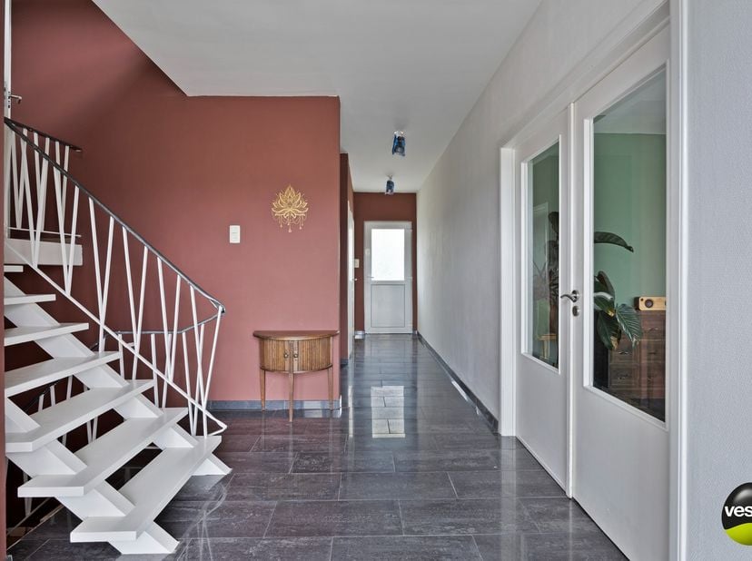 Deze instapklare splitlevel-woning is ideaal voor wie een ruime gezinswoning zoekt of werken en wonen wil combineren. Ideaal gelegen op de grens tusse