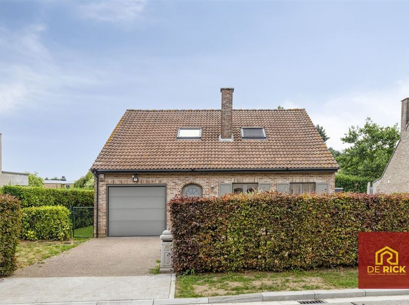 Cette maison indépendante avec jardin idéal est située au centre de la ville, à proximité des supermarchés, des magasins et des transports publics, av