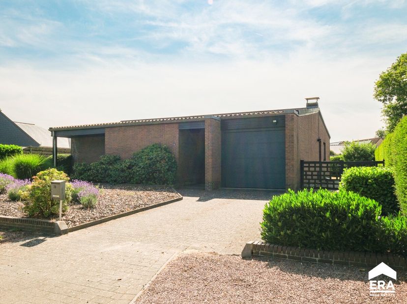 Deze uiterst praktische gelijkvloerse woning combineert ruimte en licht met een ideale ligging. De woning bevindt zich op een mooi perceel met zuidwes