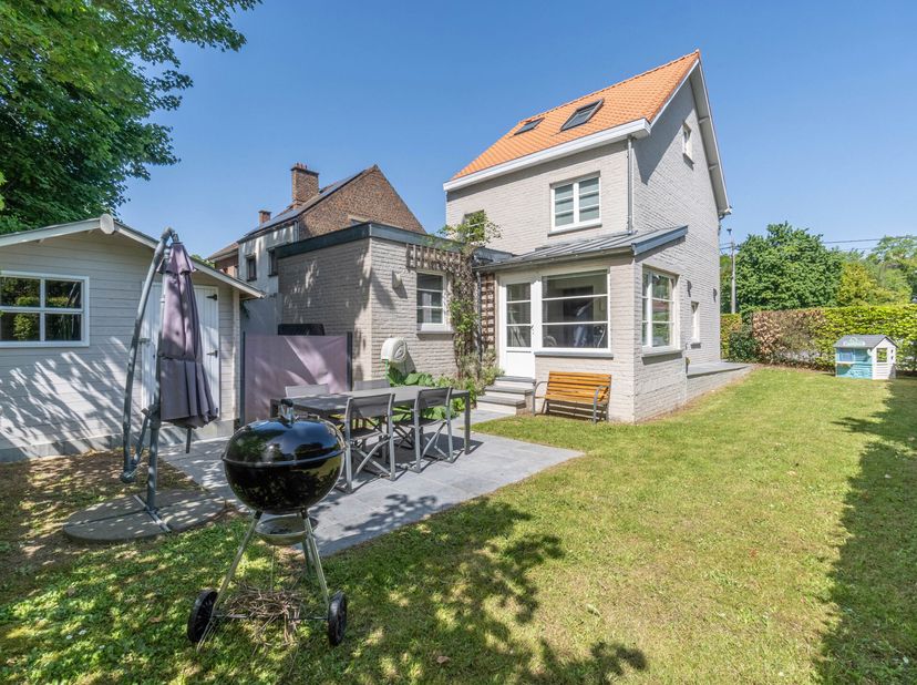 Belle maison entièrement rénovée et idéalement située à proximité immédiate de toutes les facilités de Genval (écoles, commerces, gare, arrêts de bus)