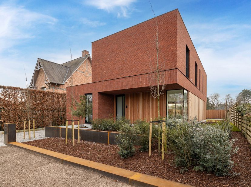 Deze exclusieve nieuwbouwvilla combineert moderne architectuur met optimaal wooncomfort. De woning is omringd door een aangelegde tuin met groene zone