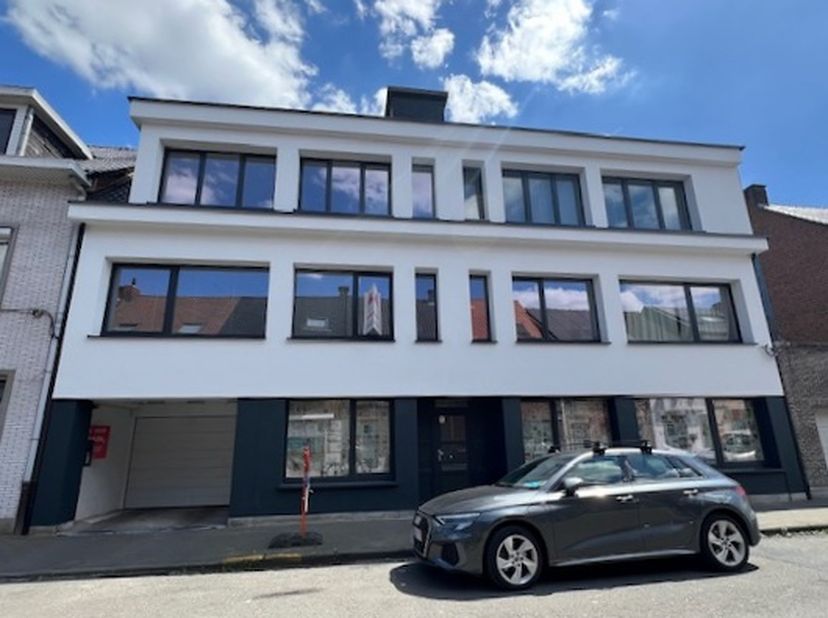 GEZELLIG TOF  APPARTEMENTJE MET 2 SLPK&lt;br /&gt;
de volledige blok werd ook aangepakt/ gerenoveerd  met isolatie en nieuwe ramen&lt;br /&gt;
3 de verd met lift&lt;
