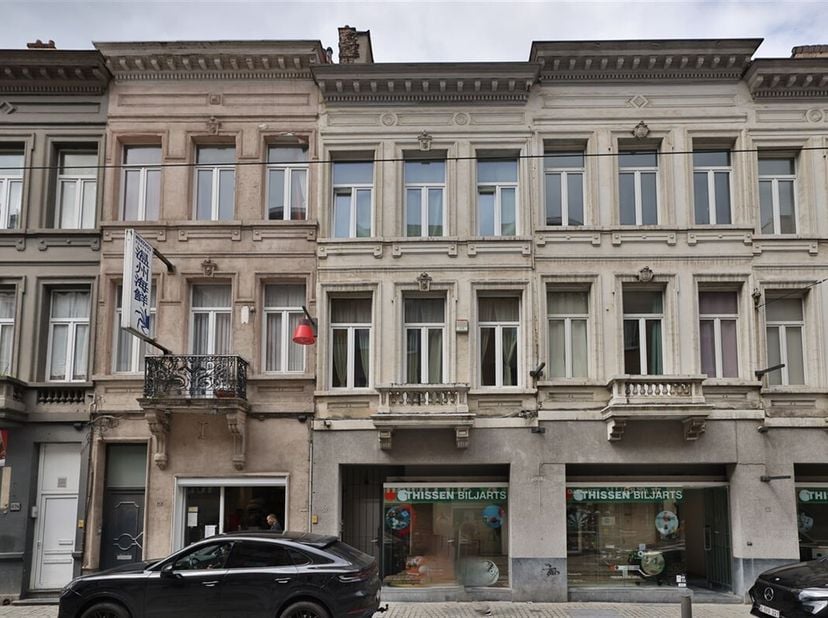 Au 2ème étage d&#039;un petit immeuble de 2 appartements, cet appartement en duplex est proposé à la vente.&lt;br /&gt;
Nous bénéficions d&#039;un emplacement très ce