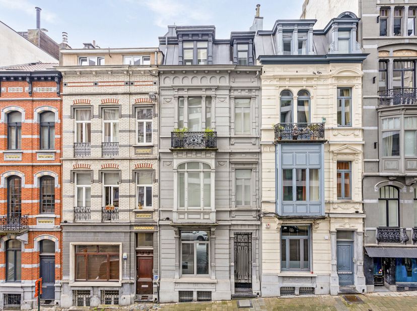 Un cadre de vie élégant à deux pas de Chatelain et de Flagey, connus pour leurs quartiers animés avec des restaurants raffinés et des bars branchés. P