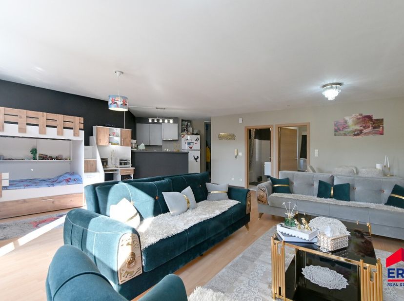 In het rustige en charmante Adegem bevindt zich dit instapklare éénslaapkamerappartement, ideaal voor starters of investeerders. Het appartement is ge