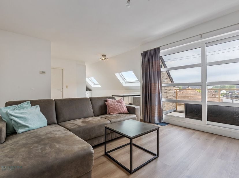 Op een uitstekende locatie te Onze-Lieve-Vrouw-Waver bevindt zich dit instapklaar appartement met 2 slaapkamers en een aparte garagebox. U geniet hier
