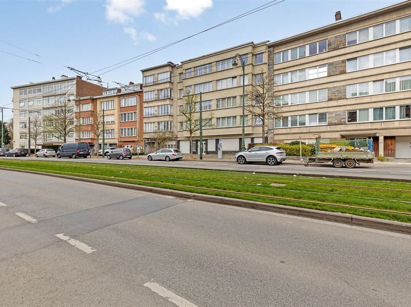 In de nabijheid van het Koning Boudewijnpark  zeer mooi en LICHT appartement van +/- 113 m² (EPB), gelegen op de 1ste verdieping/4 van een klein gebou