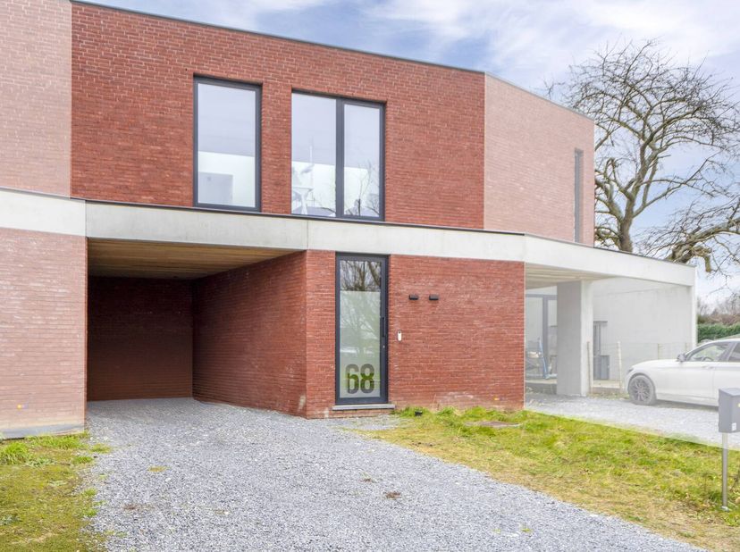 Cette maison familiale branchée est située au calme dans la Parkstraat et permet de rejoindre facilement le centre de Wevelgem. Le salon spacieux avec