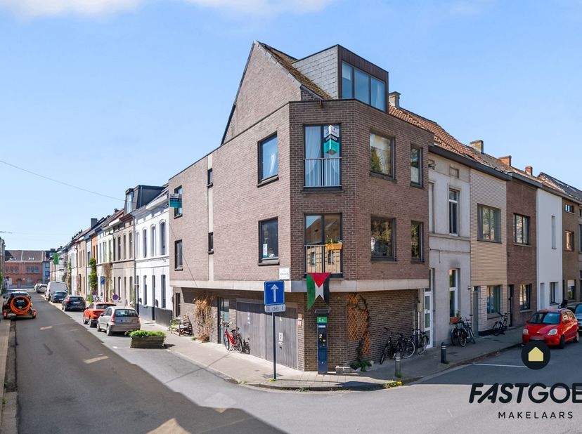 Deze tijdloze duplexwoning is gesplitst in twee deelwoningen en bevindt zich op de hoek van een rustige straat. Alle dagelijkse noden bevinden zich op