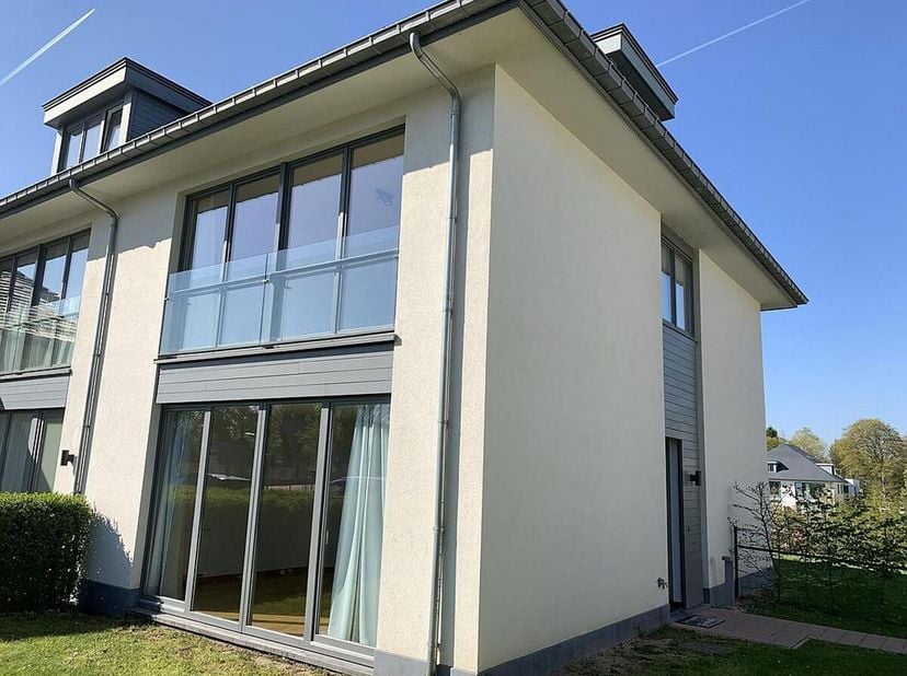 Jolie maison 3 façades de 160m² - Bella Vita Waterloo&lt;br /&gt;
Rez-de-chaussée: Hall d&#039;entrée - Vestiaire- WC avec lave-mains - Séjour de 22m² + salle à