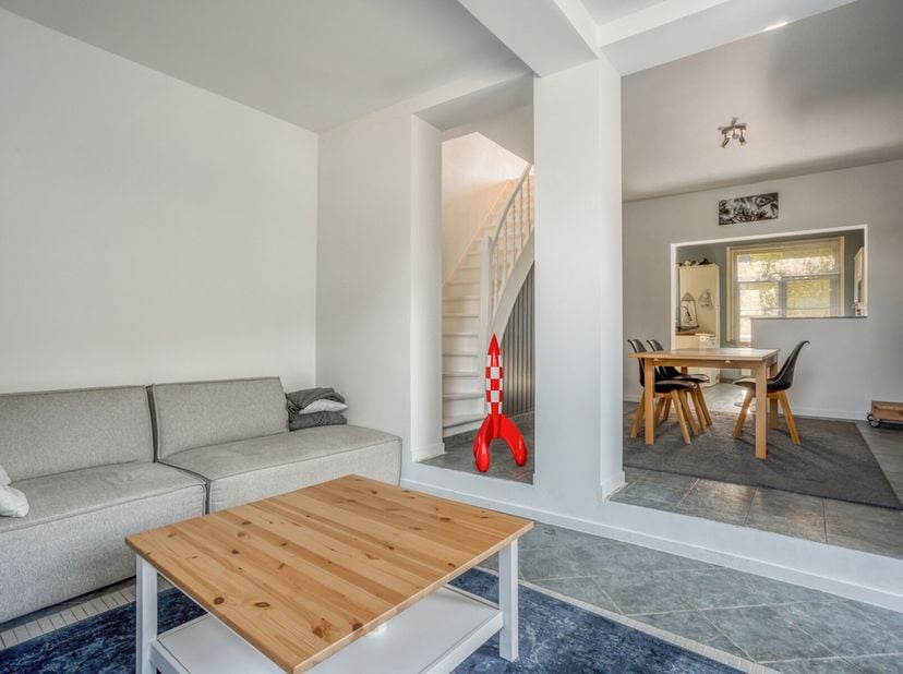 Charmante maison avec une vue magnifique sur la vallée, idéale pour un jeune couple ou un premier achat et située à proximité immédiate des commerces,