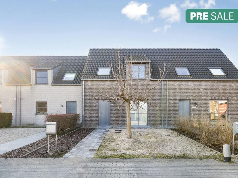 Charmante maison prête à emménager avec 3 chambres sur un terrain de 217 m² à Beitem, près du centre de Roulers. &lt;br /&gt;
Cette belle maison offre tout