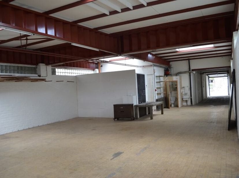 Ruimte van 195 m² waarvan 150 m² bruikbare oppervlakte.&lt;br /&gt;
Inrijpoort van 2m50 breed en 2m60 hoog.&lt;br /&gt;
Opslagruimte zelf is 3m20 hoog.&lt;br /&gt;
Verw