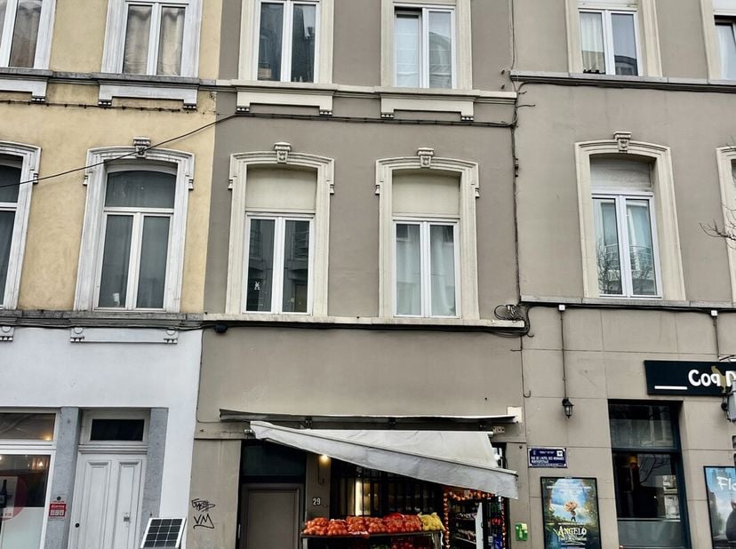 Louise / Toison dOr, maison de commerce en situation de droit, comprenant en situation de fait un rez-de-chaussée commercial ainsi que trois apparteme