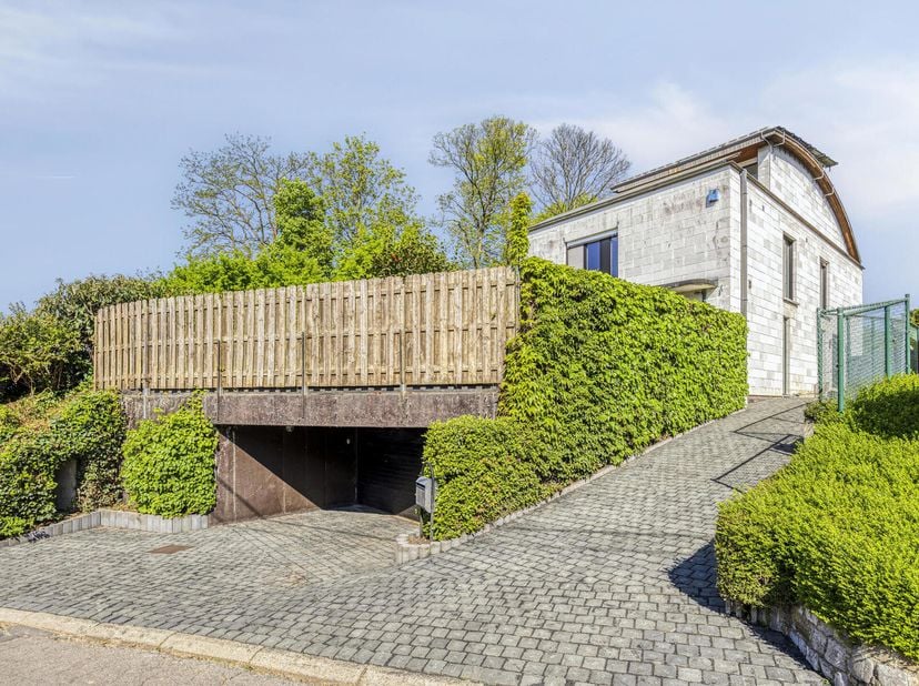 Deze ruime woning aan de rand van het Meerdaalwoud biedt rust in een steegje met alleen plaatselijk verkeer. Gebouwd in 2002-2003 op een perceel van 1