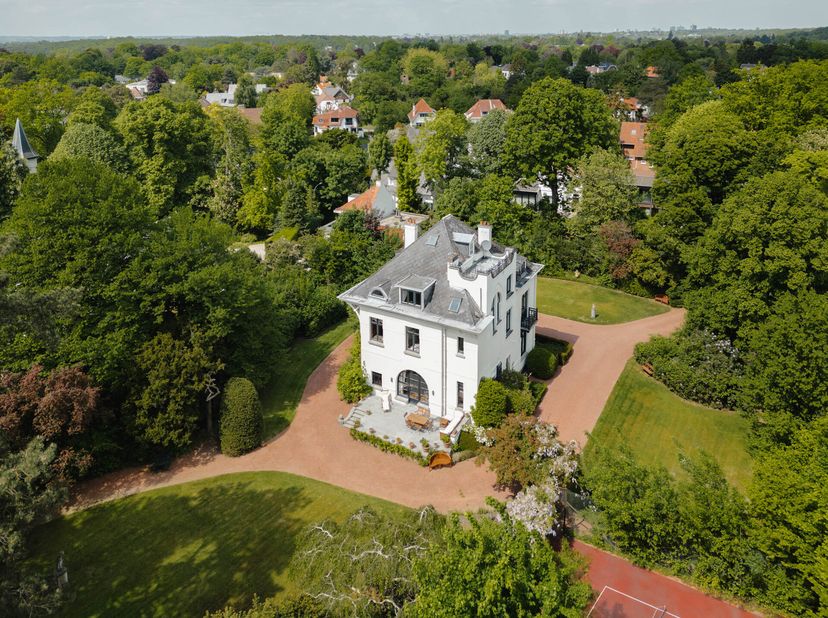 Aan de rand van het Zoniënwoud ligt dit elegante landgoed in het hart van een prachtig bosrijk park met zuidelijke ligging. Het is een voormalig jacht
