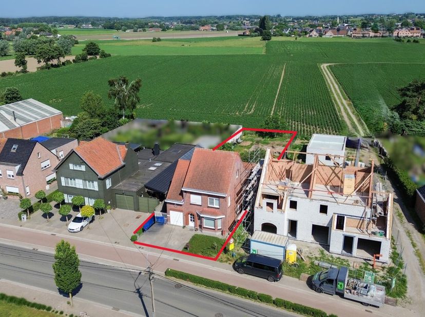 Op te frissen woning met veel potentieel op mooi perceel van +/- 620m². Het fenomenale open landelijk zicht in uw tuin is grote troef! Hier geniet je