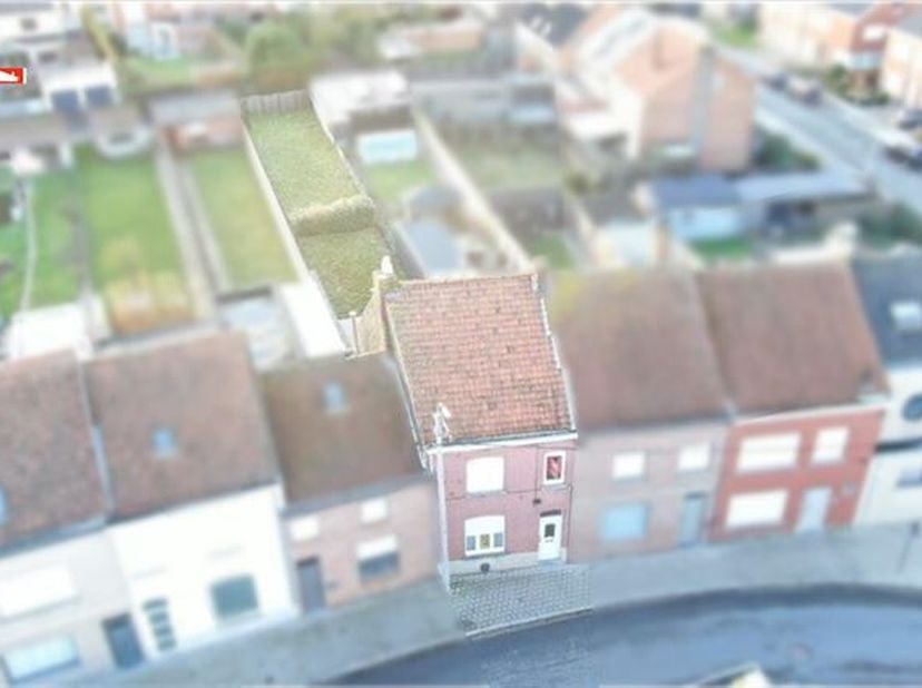 Nette rijwoning met inkom, living, ingerichte keuken, ingerichte badkamer, kelder, 2 slaapkamers, ruime zolder (mogelijkheid tot inrichten), ruim terr