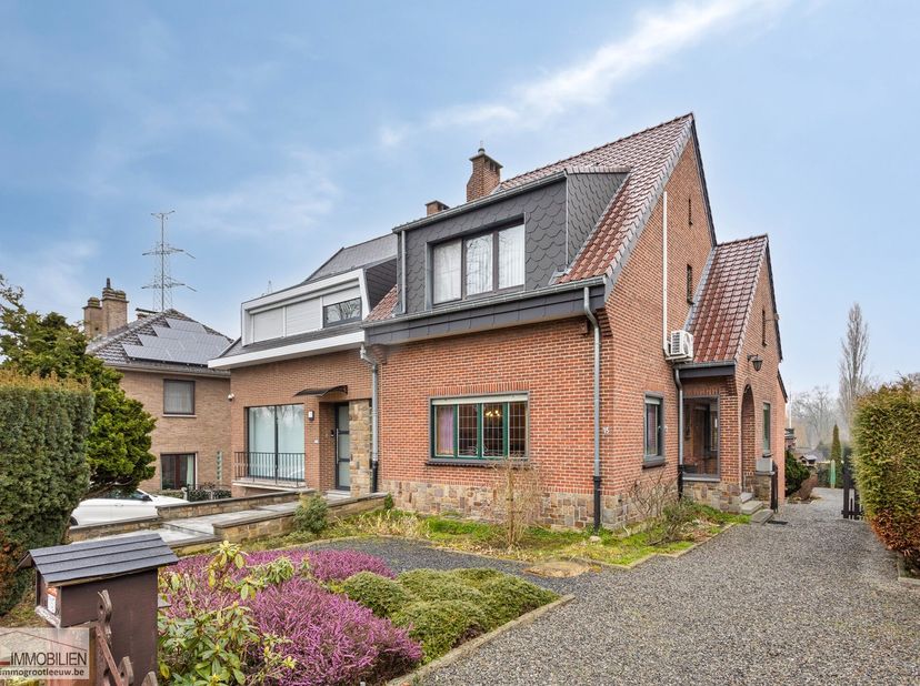 Immo Groot Leeuw stelt u deze driegevelwoning voor in Lot, gelegen op een perceel van 4 are 15 ca. Deze woning biedt een warme en huiselijke sfeer en