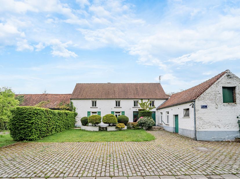 We Invest vous présente une charmante fermette à rafraîchir, idéalement située à lorée du bois de Baudour, offrant un beau potentiel de valorisation.&lt;