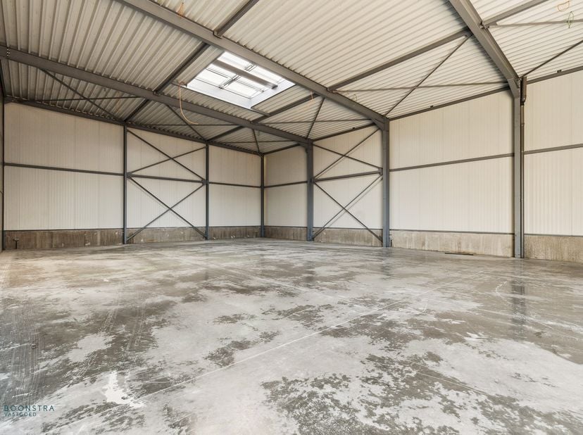 Op een uitstekende locatie in het Industriepark te Heist-op-den-Berg bevindt zich deze ruime, nieuwbouw KMO-unit (293 m²) , voorzien van een hoge toeg