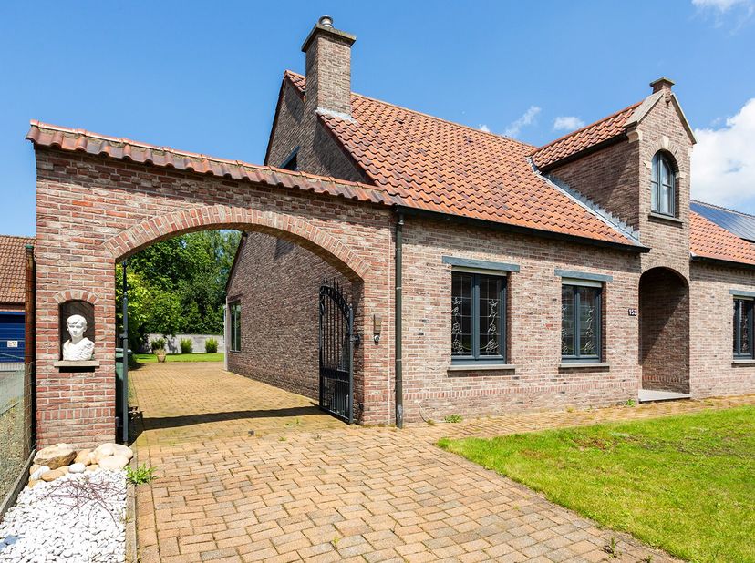 De woning is gelegen tussen het centrum van Sint-Gillis-Waas en De Klinge, zeer makkelijke verbinding naar Gent en Antwerpen via uitvalswegen.&lt;br /&gt;
D