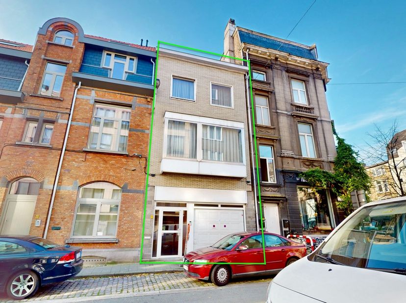 In het centrum van Gent treffen we deze zeer ruime woning aan. Dankzij zijn unieke ligging is nagenoeg alles op wandelafstand. Zo liggen er verschille