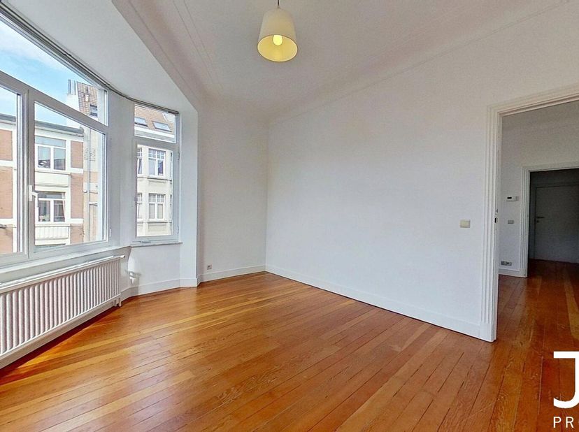 Idéalement situé au deuxième étage dune petite copropriété sans ascenseur, à proximité de La Chasse et de larrêt de métro Thieffry, J&amp;J Properties vou