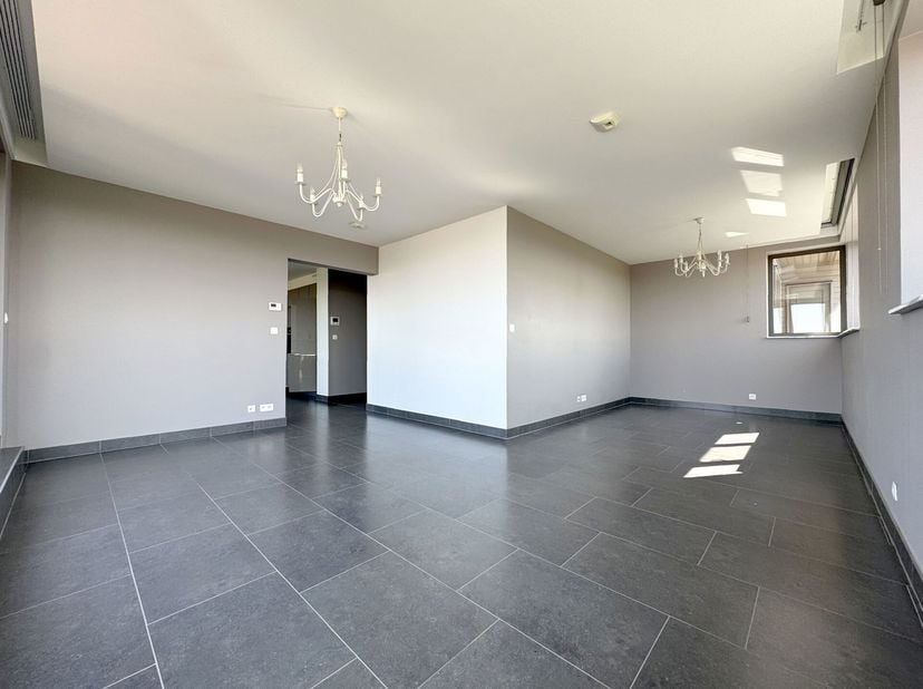 ERPENT, superbe APPARTEMENT PENTHOUSE (3CH/2SDB) à deux pas de toutes les commodités et du collège d&#039;Erpent. Il se compose d&#039;un hall d&#039;entrée avec un