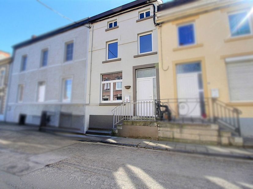 Maison 2 façades rafraichir à WALCOURT, proche de la gare, transports et des commerces :&lt;br /&gt;
Le bien se présente comme suit :&lt;br /&gt;
- Au rez-de-chau
