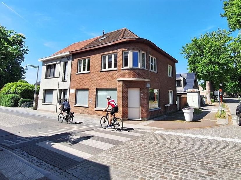 RUIME WONING MET COMMERCIEL POTENTIEEL / PRAKTIJK IN CENTRUM LOVENDEGEM. Dit pand met zijn ideale hoekligging ( = veel visibiliteit!)  kan dienstig zi