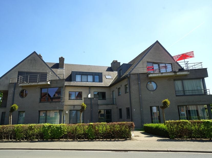 De geruisloze hydraulische lift brengt U tot aan de voordeur van Uw appartement, ruime privé-inkom voorzien van vestiairekast met schoenenberging, Rui