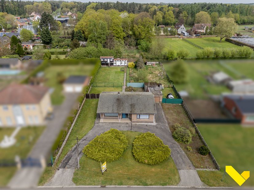 De woning is landelijk gelegen aan de stadsrand van Geel, op een prachtig perceel van 20 are en 40 ca en heeft een straatbreedte van 30 meter.&lt;br /&gt;
D