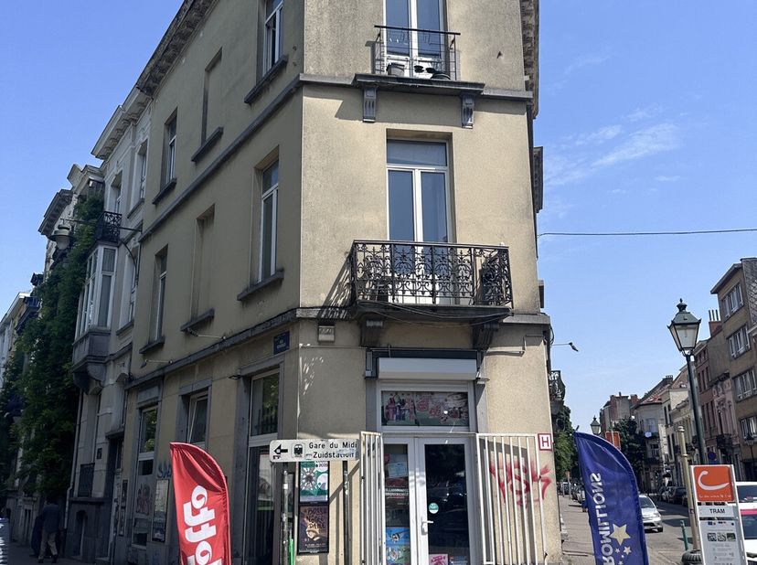 Immeuble mixte à fort rendement  Situation centrale à Bruxelles&lt;br /&gt;
Idéalement situé au cur de Bruxelles, à proximité immédiate de tous les transpor