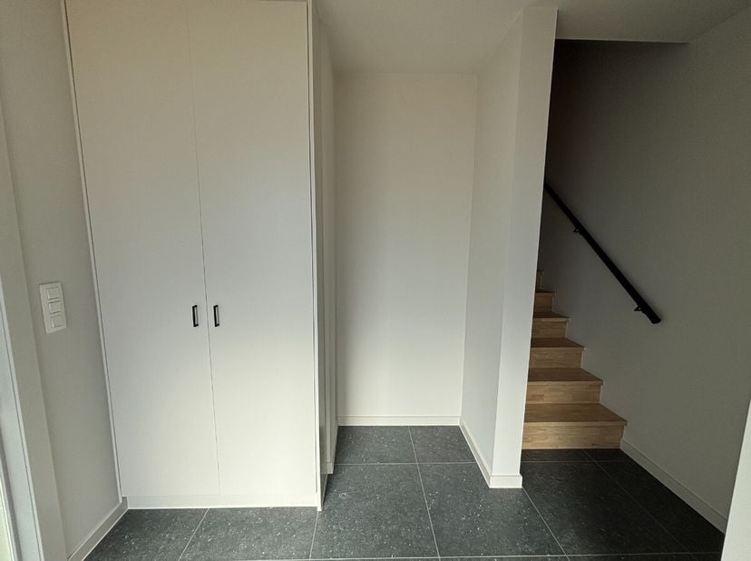 Halfopen nieuwbouwwoning met 3 slaapkamers en ruime tuin in Lummen. Voor meer info ga naar https://www.era.be/nl/te-huur/lummen/huis/nieuwbouwwoning-m