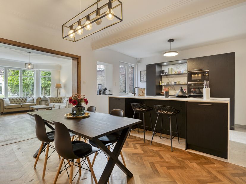 Demeure seigneuriale à vendre dans la Tuyaertsstraat à Boom&lt;br /&gt;
mise en page:&lt;br /&gt;
rez-de-chaussée:&lt;br /&gt;
- hall d&#039;entrée spacieux&lt;br /&gt;
- garage a