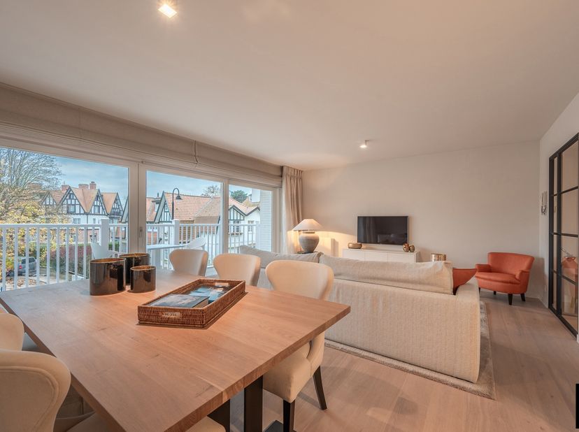 Prachtig gemeubeld 2-slaapkamer appartement met hoogwaardige afwerking op een topligging in de Kustlaan te Zoute.&lt;br /&gt;
Het appartement bevindt zich i