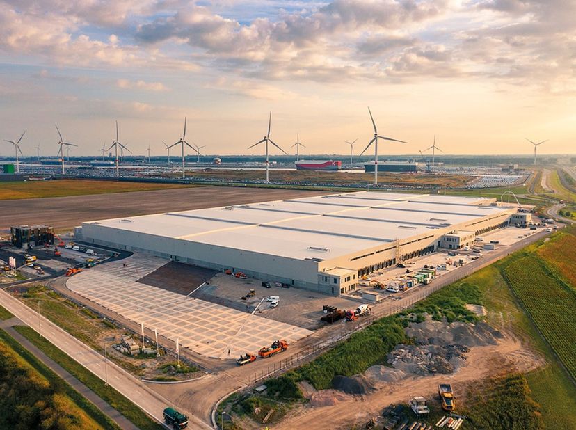 Nieuwbouw logistieke magazijnen van ca 7.324 m² met kantoor te huur in Zeebrugge.&lt;br /&gt;
BeveiligingAfgesloten site&lt;br /&gt;
Toegangskaart&lt;br /&gt;
AlgemeenW