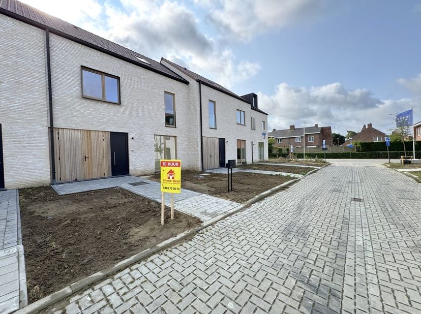 Deze lichtrijke nieuwbouwwoning geniet een rustige ligging te Tielt en is alsook gelegen vlakbij diverse winkels, Centrum Tielt, openbaar vervoer, …&lt;b