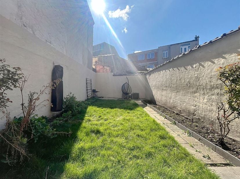 Étangs Noirs wijk - Schitterend 3-slaapkamer duplex appartement van +/-70m² met tuin. Begane grond / 2 verdiepingen : Weelderig appartement als volgt