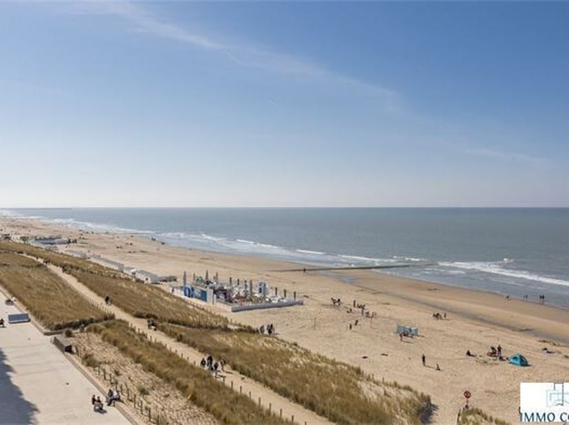 Studio unique prêt à emménager avec coin nuit avec belle vue mer et terrasse, à Westende. Situé au 6ème étage : composé d&#039;un hall d&#039;entrée, séjour ave