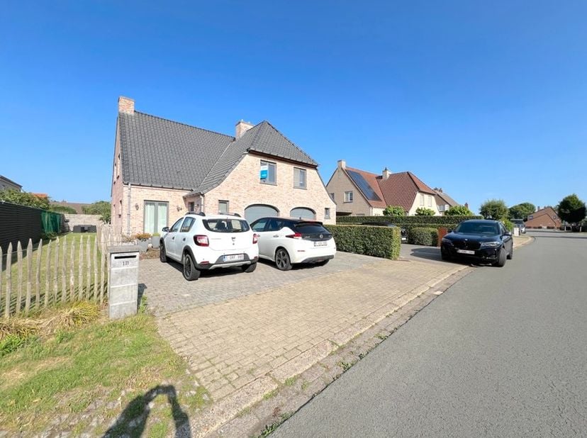 Deze prachtig afgewerkte recente en tevens energiezuinige woning met drie slaapkamers bevindt zich in een rustige buurt te Jabbeke. Bij het betreden v