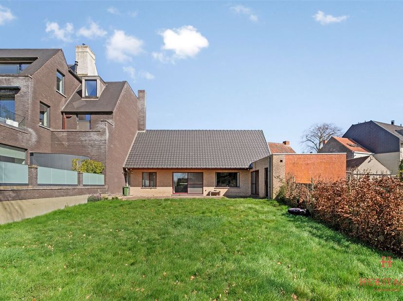 Gelijkvloerse woning met 2 slaapkamers, ruime garage en tuin.&lt;br /&gt;
Deze ruime woning is gelegen in het centrum van Olsene. De woning is gelegen op wa